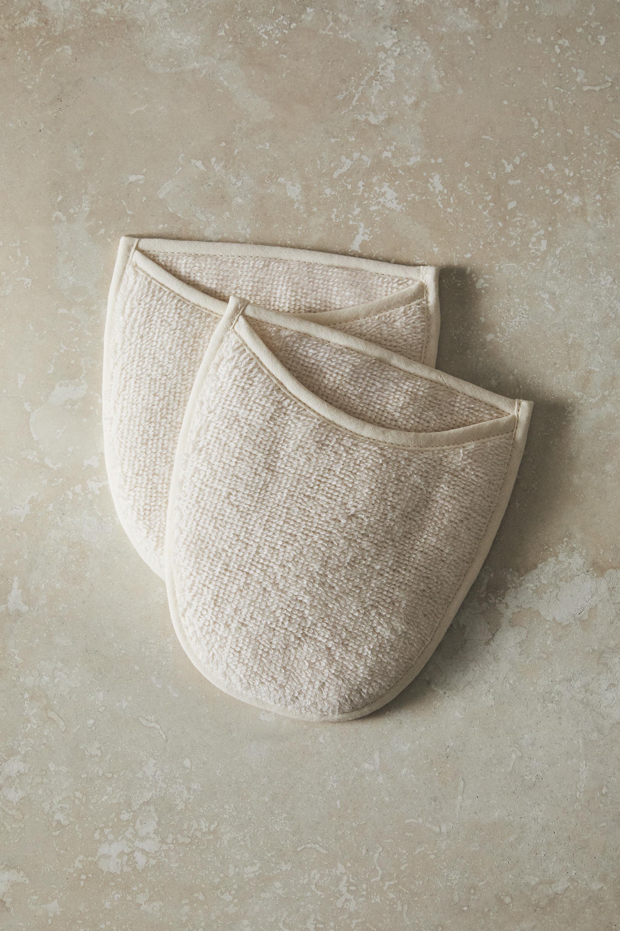 SET OF MAKEUP REMOVER GLOVES (SET OF 2)